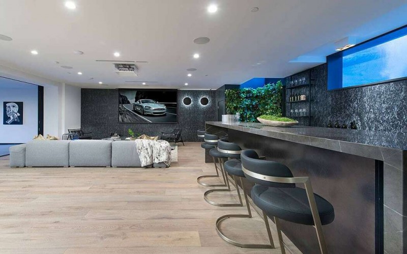 Роскошная современная резиденция, расположенная в Лос-Анджелесе