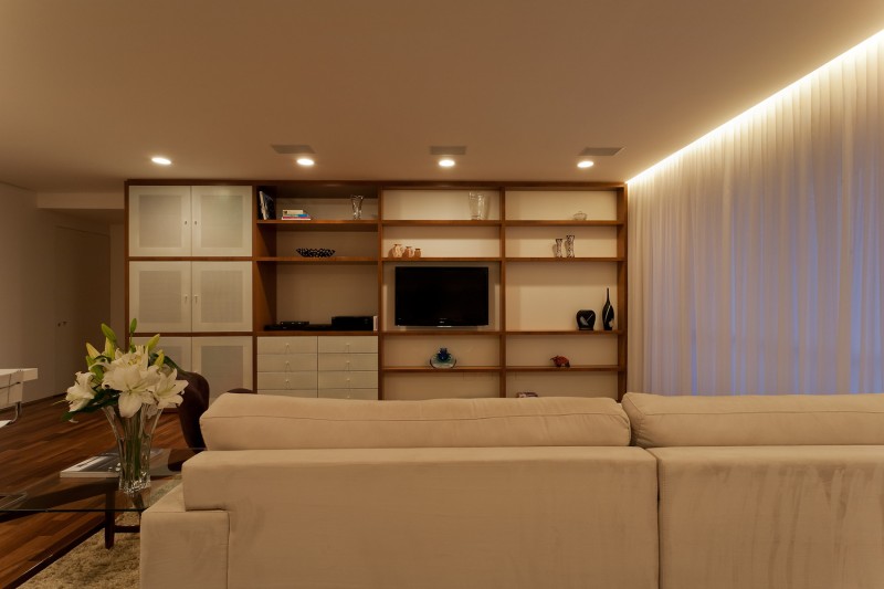 Сочетание белого цвета и дерева в интерьере комфортных апартаментов