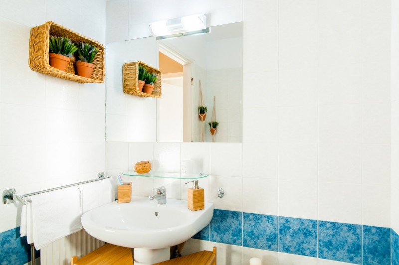 Средиземноморская квартира с балконом в теплых тонах в Афинах