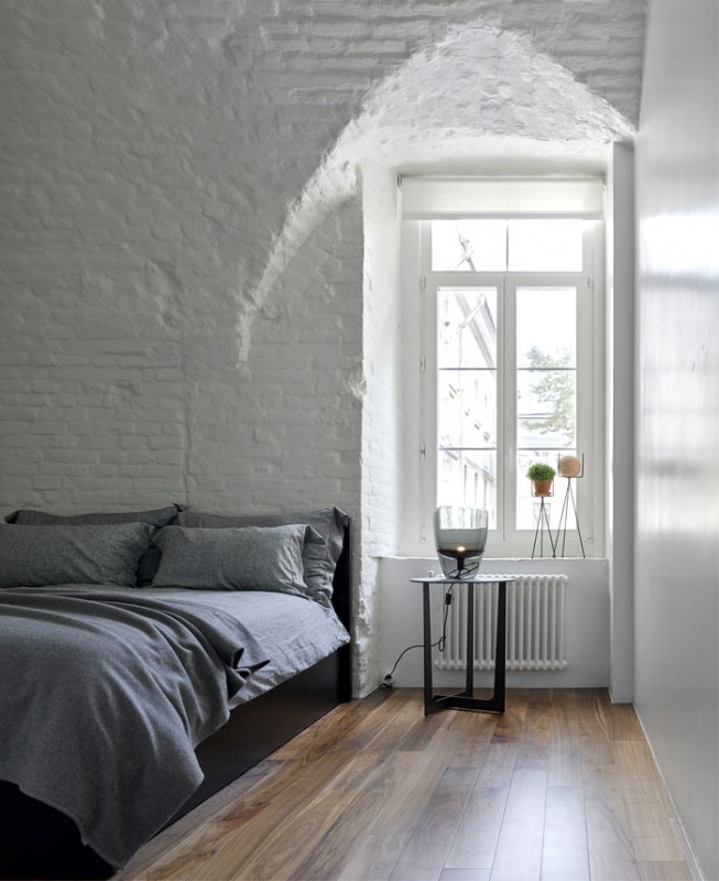 Уютная квартира с открытыми кирпичными стенами и арками