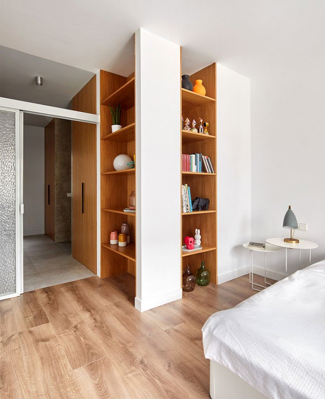 Белый и серый цвета, гранит и дерево в интерьере апартаментов в Барселоне