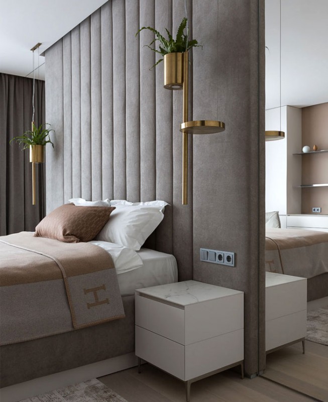 Декор квартиры с элегантными текстурами из светлого дерева и мрамора