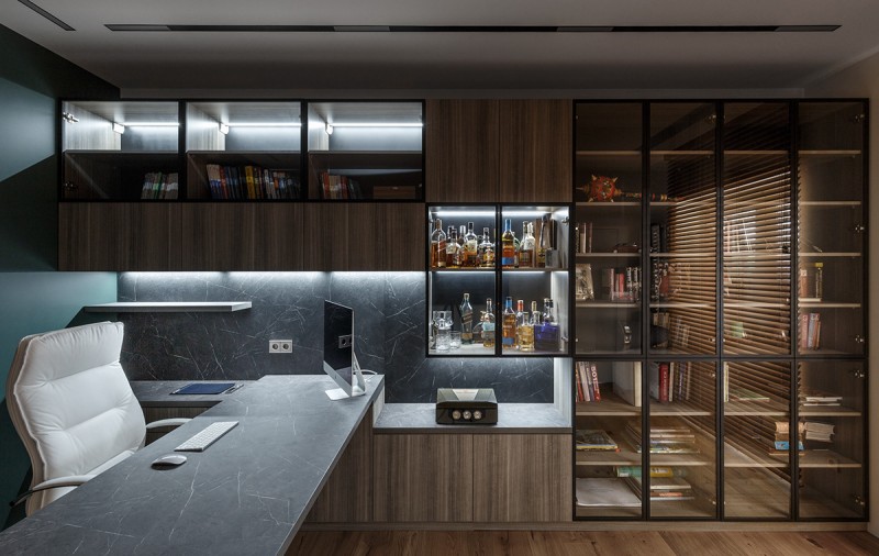 Дерево и камень в интерьере просторных апартаментов