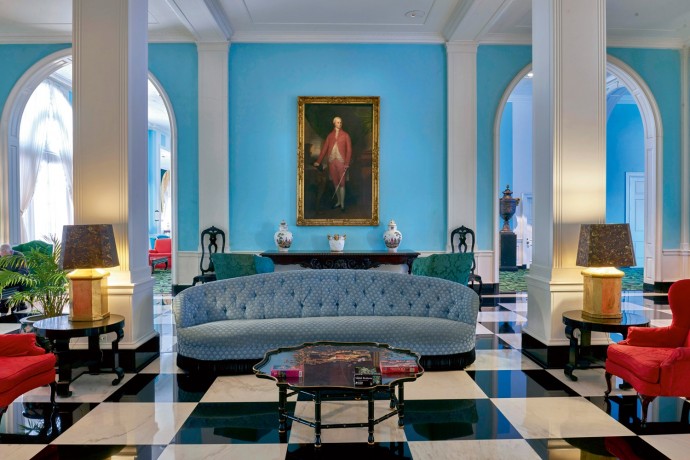 Лобби роскошного курорта The Greenbrier в Западной Вирджинии