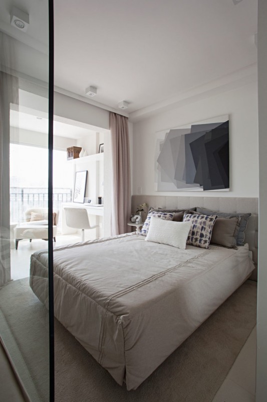 Нейтральная цветовая палитра и стеклянные стены в компактной квартире площадью 35 м2 Нейтральная цветовая палитра и стеклянные стены в компактной квартире площадью 35 м2