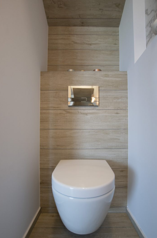 Промышленные акценты и натуральное дерево в дизайне польской квартиры