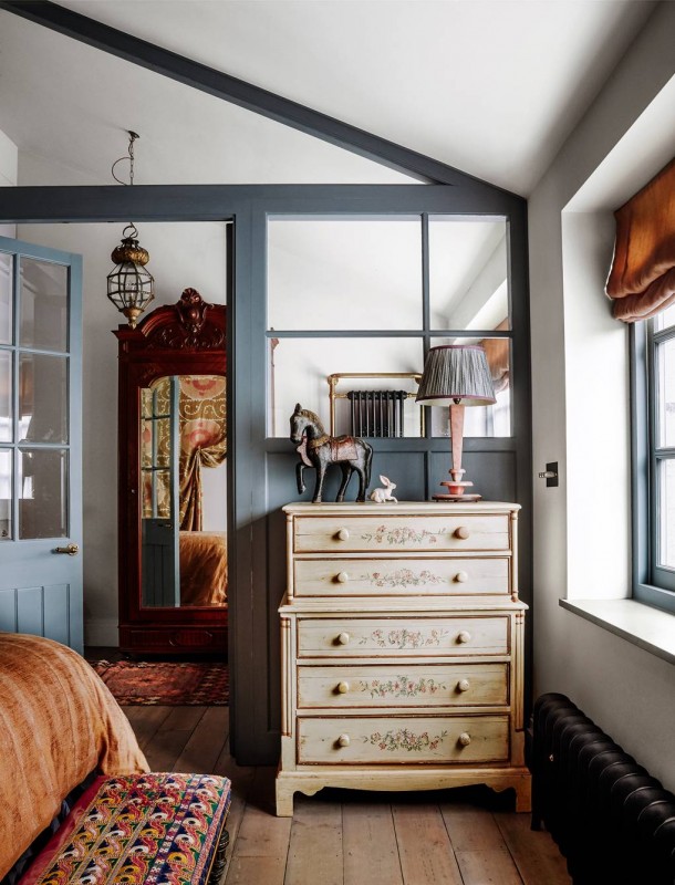 Пышно декорированный красочный интьерьер дома в Восточном Лондоне Пышно декорированный красочный интьерьер дома в Восточном Лондоне