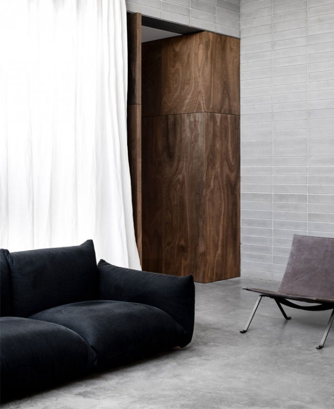 Серый камень и дерево в интерьере дома в Мельбурне, Австралия