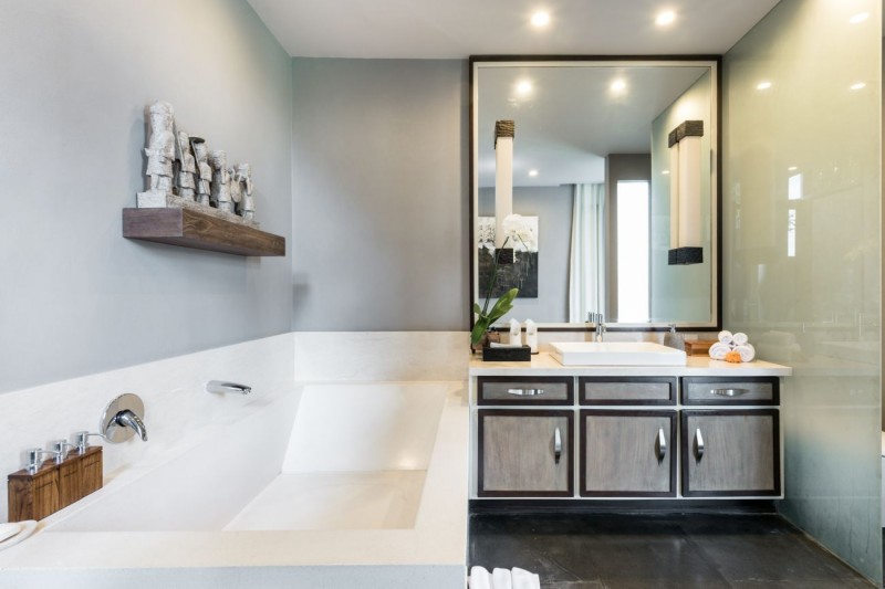 Современная вилла с соломенной крышей и видом на джунгли