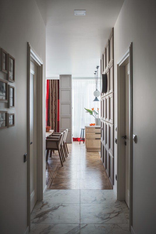 Светлые апартаменты с яркими акцентами