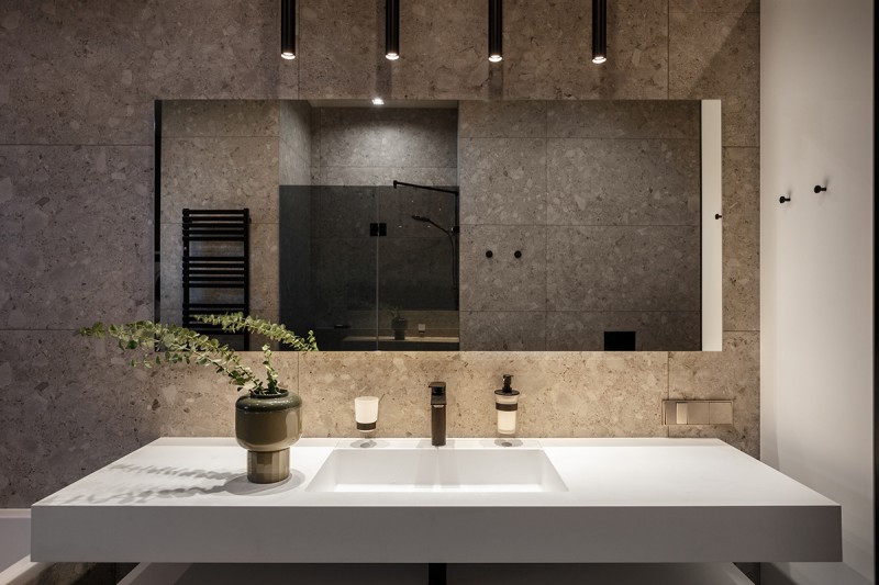 Дерево и камень в интерьере просторных апартаментов