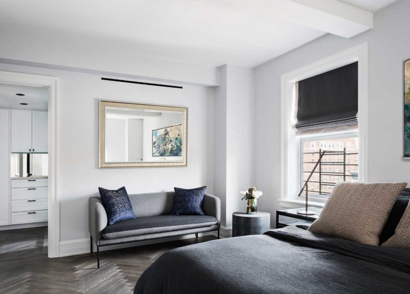 Интерьер апартаментов в Нью-Йорке в нейтральной цветовой гамме с добавлением синих акцентов