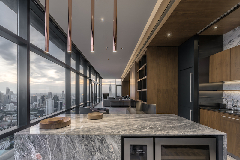 Пентхаус с изысканным декором и панорамными окнами