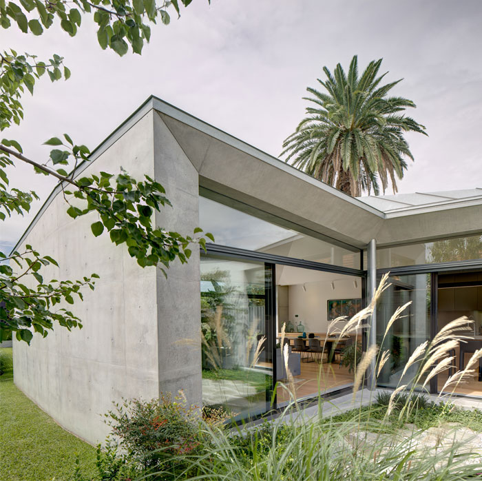 Переплетение дерева, бетона, стекла и металла в интерьере дома в Сиднее