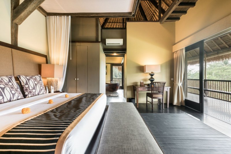 Современная вилла с соломенной крышей и видом на джунгли