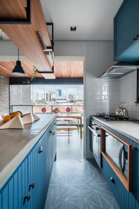 Интерьер квартиры в Сан-Паулу, сочетающий в себе элементы деревенского стиля и оттенки синего