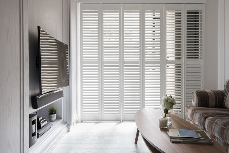 Яркие акценты в белоснежном интерьере