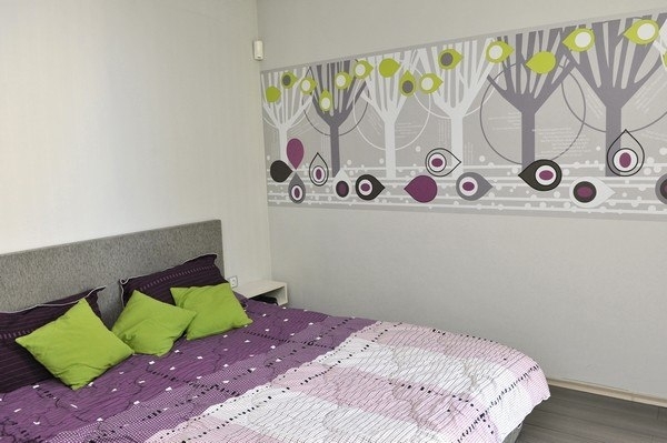Маленькая двухкомнатная квартира в Софии с графическим дизайном стен