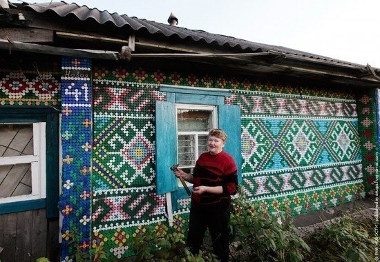 Ольга Костина, жительница деревни Камарчага, при украшении дома использовала более 30 000 пластиковы