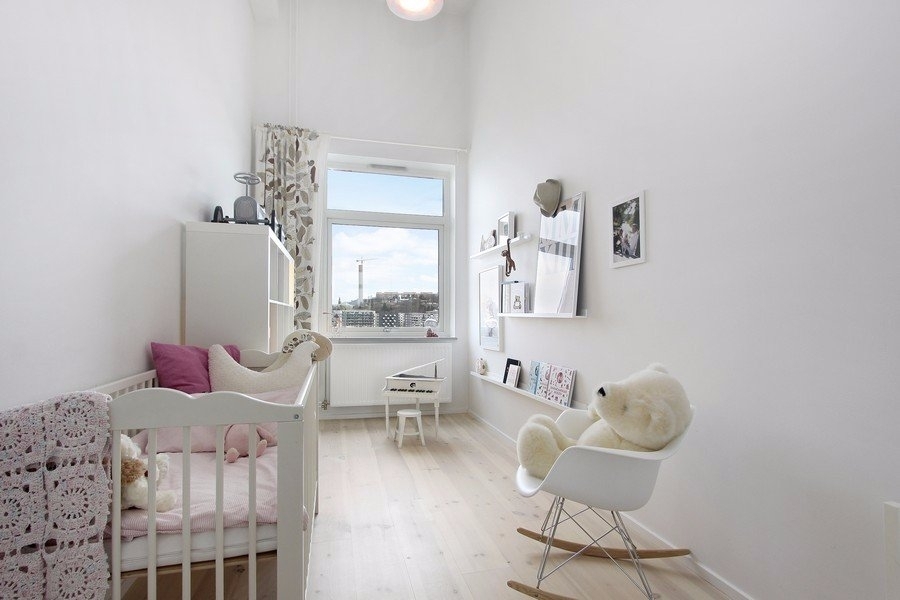 Квартира в белом цвете с прекрасным видом на озеро Хаммарбю в Стокгольме.