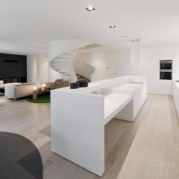Минималистичный интерьер дома, разработанный студией Tamizo Architects.