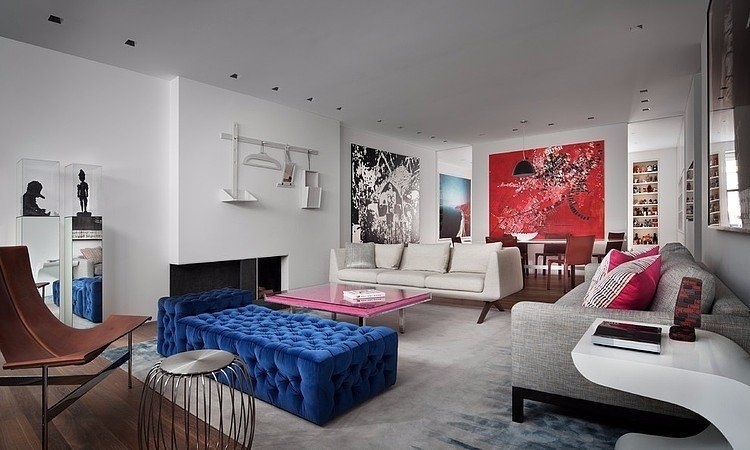 Красочный, современный интерьер квартиры в Нью-Йорке, в США.