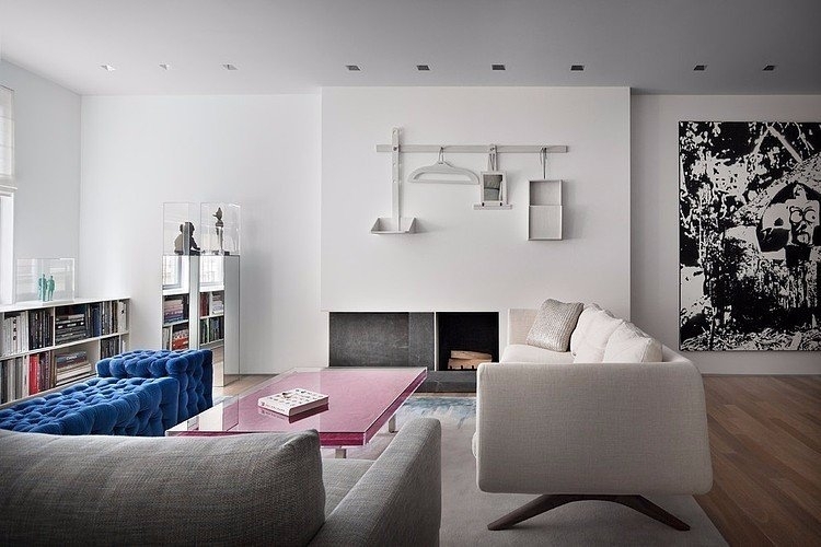 Красочный, современный интерьер квартиры в Нью-Йорке, в США.