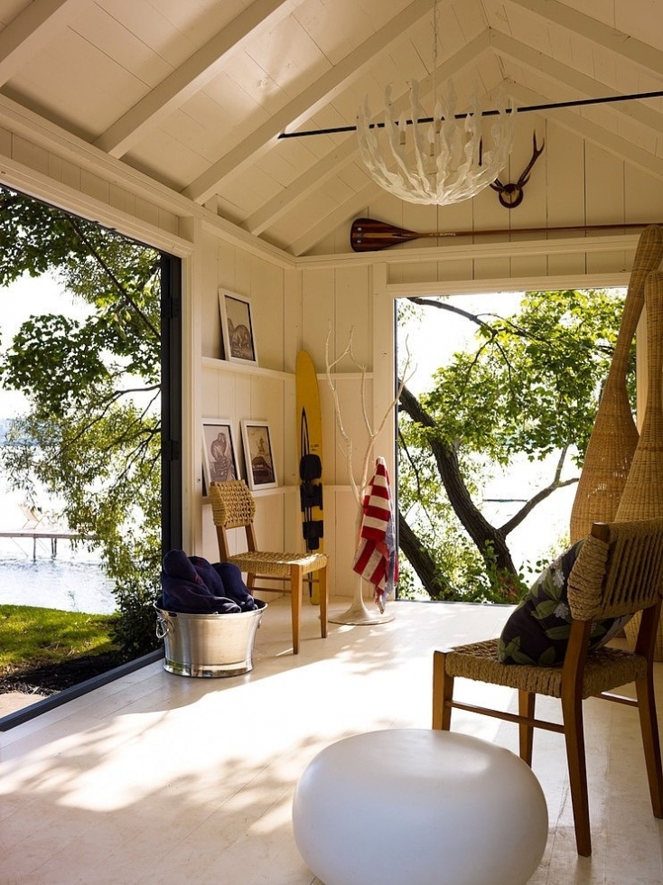 Красивый и уютный дом на берегу озера в Нью-Йорке.