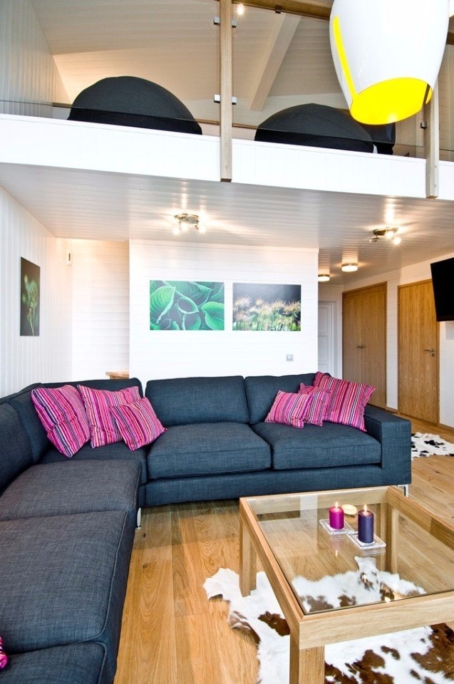 Минималистический, скандинавский интерьер двухуровневой квартиры в Швеции.