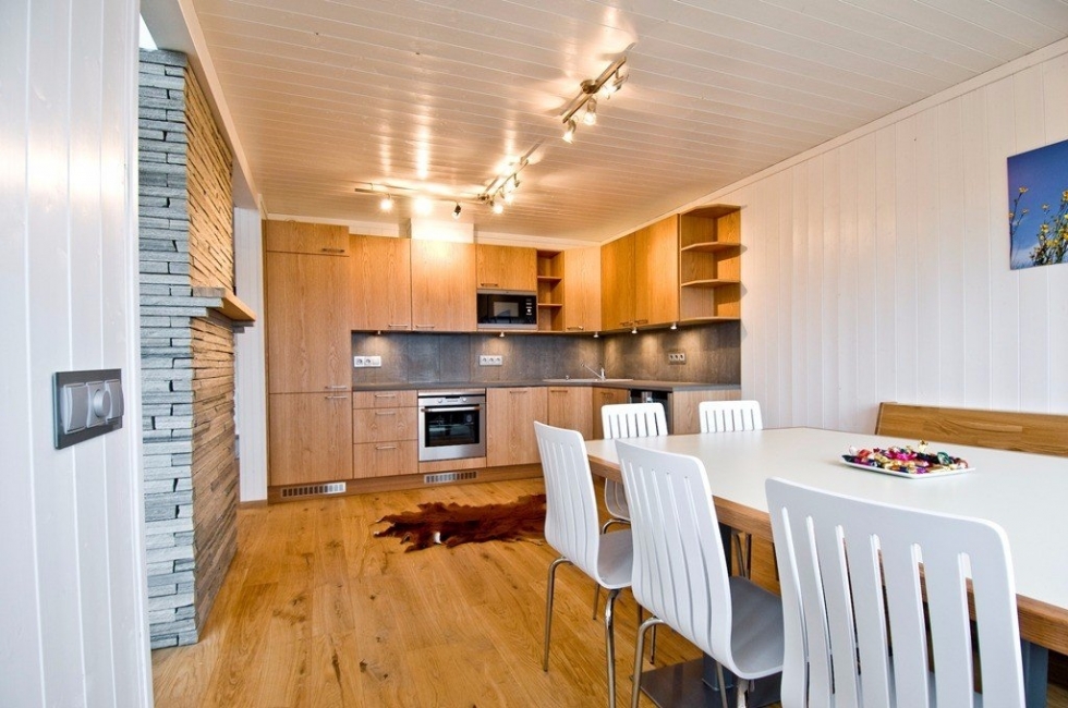 Минималистический, скандинавский интерьер двухуровневой квартиры в Швеции.