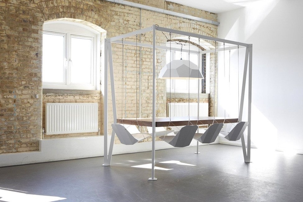 Стол и стулья-качели от дизайнеров Duffy London