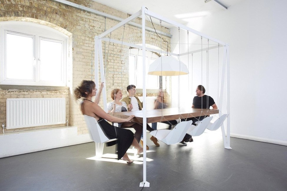 Стол и стулья-качели от дизайнеров Duffy London