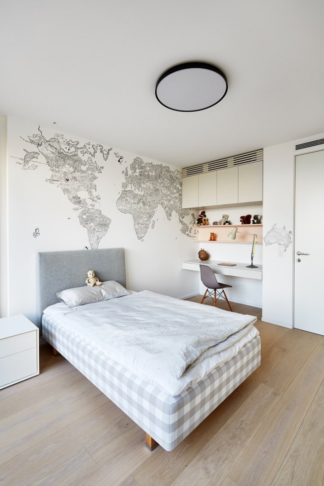 Минималистичное решение интерьера трёхэтажной квартиры в Праге