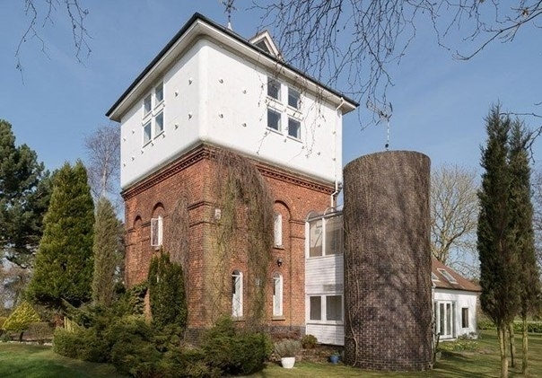 Как старая водонапорная башня была переделана в уютный жилой дом.