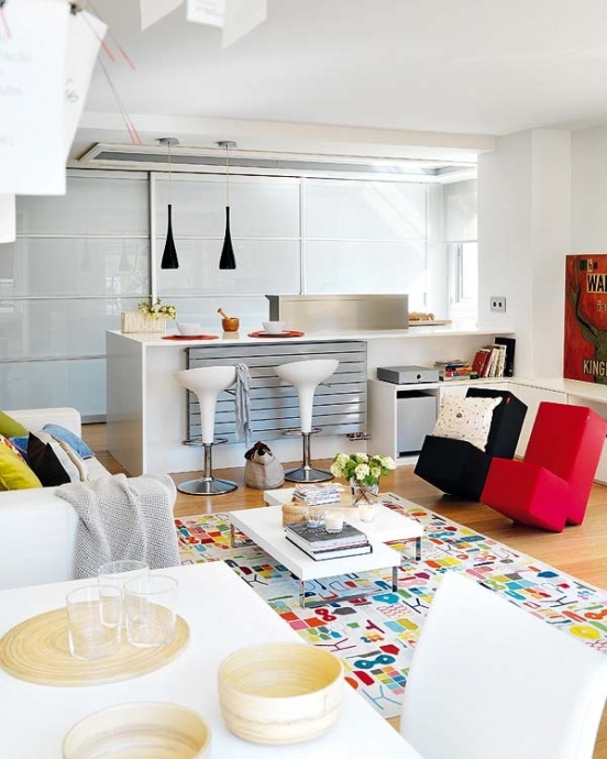 Красочный дизайн интерьера небольшой квартиры