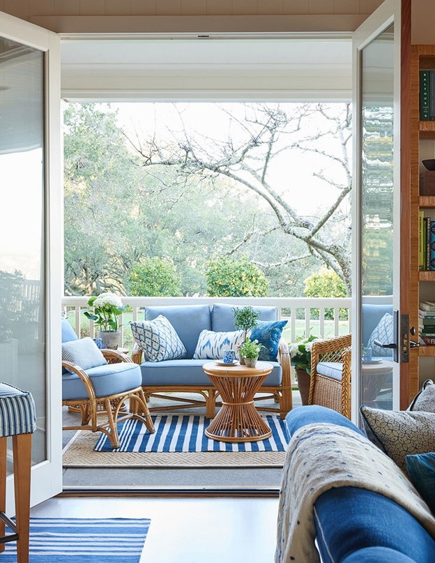 Оттенки синего в интерьере дома в Калифорнии по проекту Mark D. Sikes
