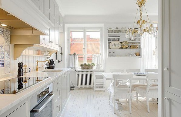 Замечательная белая кухня в Швеции