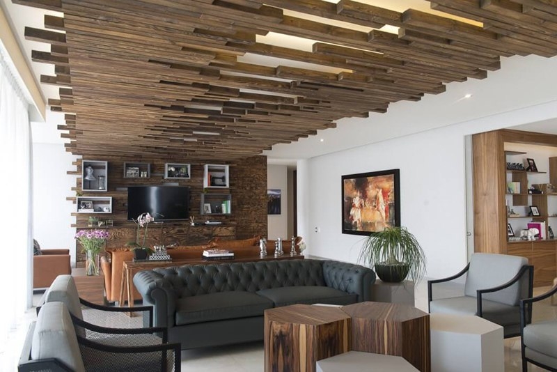 Тепло и текстура: плавно перетекающая на потолок деревянная стена в современной квартире в Мехико, М