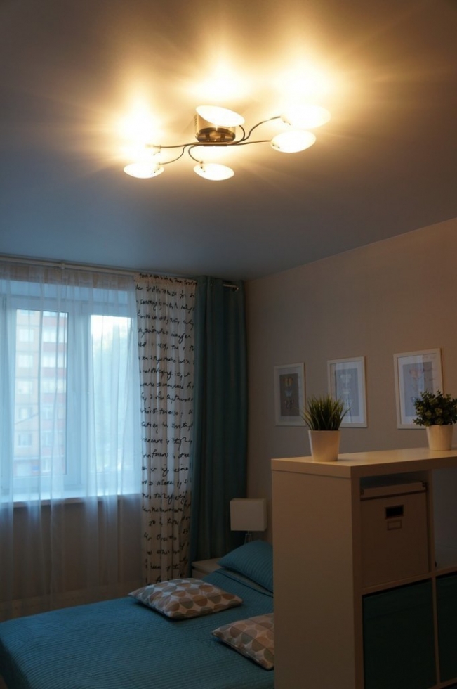 Пример разделения пространства небольшой комнаты на спальню и гостиную