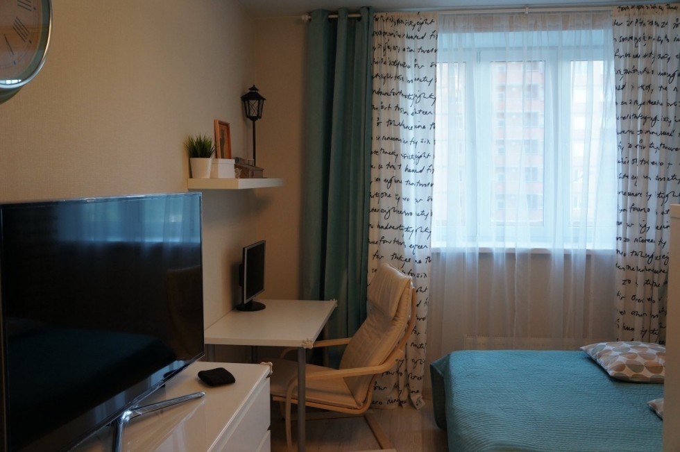 Пример разделения пространства небольшой комнаты на спальню и гостиную