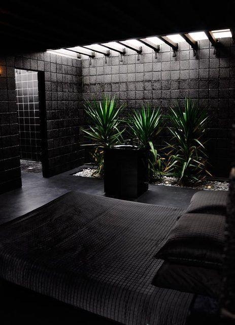 Чёрная-чёрная ванная комната