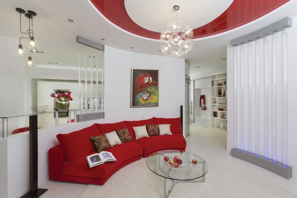 Красно-белый интерьер квартиры нестандартной планировки