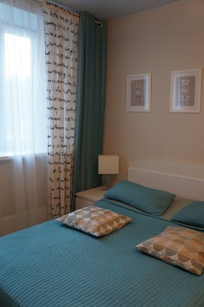 Пример разделения пространства небольшой комнаты на спальню и гостиную.
