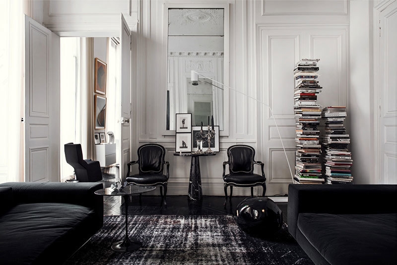 Драматическая черно-белая квартира Пьера Харди в Париже