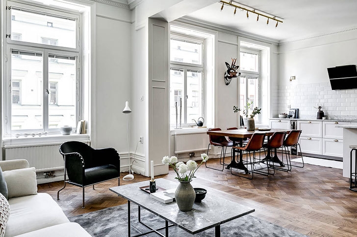 Белая квартира с черными акцентами в Стокгольме (107 кв. м)