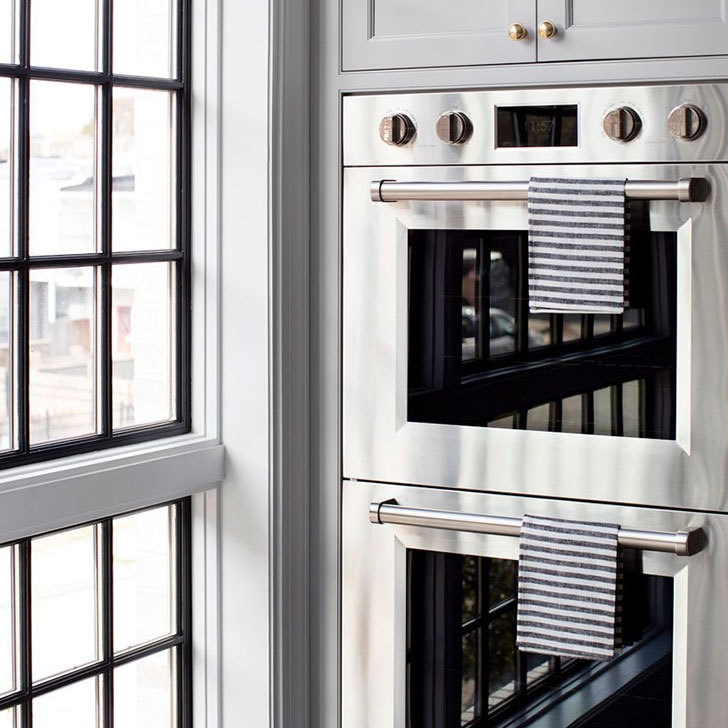 Кухня мечты: пастельный серый, золотые акценты и огромные окна