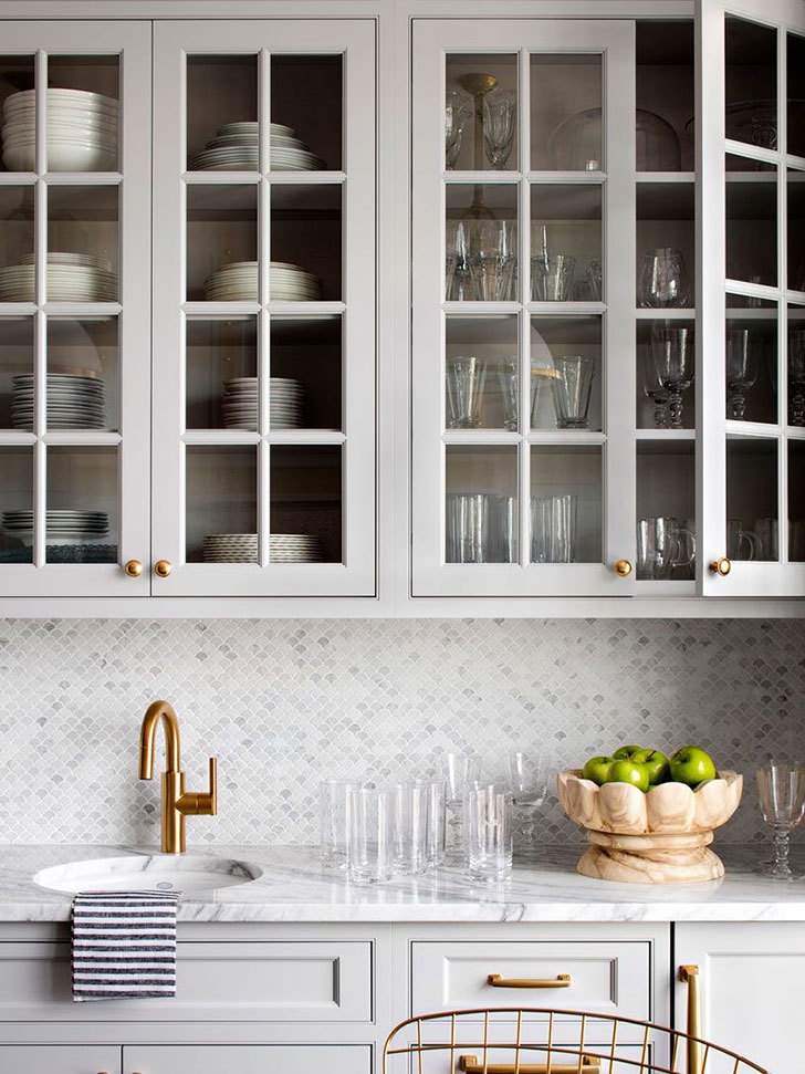 Кухня мечты: пастельный серый, золотые акценты и огромные окна