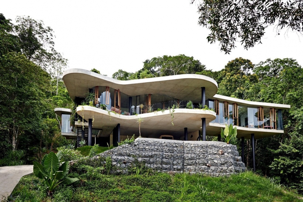 Стеклянный дом в тропическом лесу