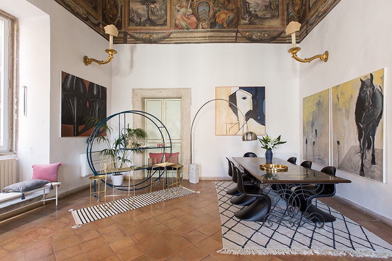 Классическая живопись и современный дизайн: неординарный интерьер квартиры в Риме