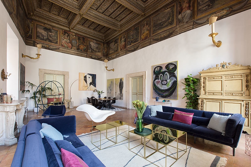 Классическая живопись и современный дизайн: неординарный интерьер квартиры в Риме